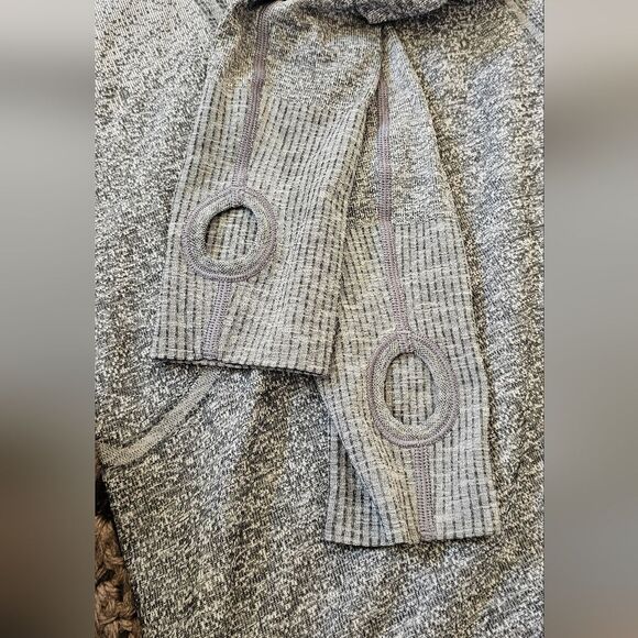 Lulu Swiftly Tech LS Crew. Size 8 - Picture 5 of 6